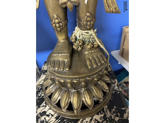 Lot 85 - staand bronzen beeld boeddhistische godin tara - afbeelding 5 van  5
