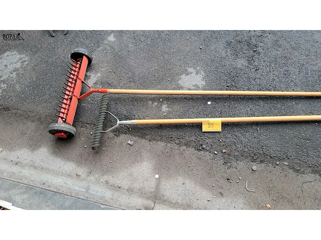 Lot 85 - verticuteerhark en - roller - 2 stuks - afbeelding 1 van  2