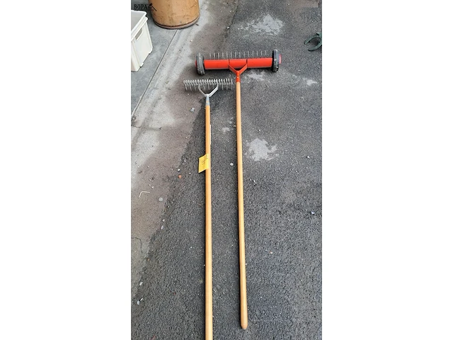 Lot 85 - verticuteerhark en - roller - 2 stuks - afbeelding 2 van  2