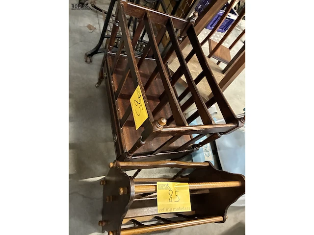 Lot 85 - vintage houten tijdschriftenrekjes - 2 stuks - afbeelding 1 van  4