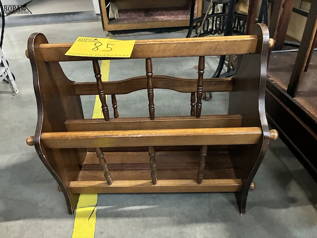 Lot 85 - vintage houten tijdschriftenrekjes - 2 stuks - afbeelding 3 van  4