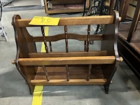 Lot 85 - vintage houten tijdschriftenrekjes - 2 stuks - afbeelding 3 van  4