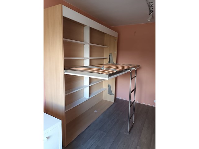 Lot 85 - wand met opklapbed - afbeelding 1 van  4
