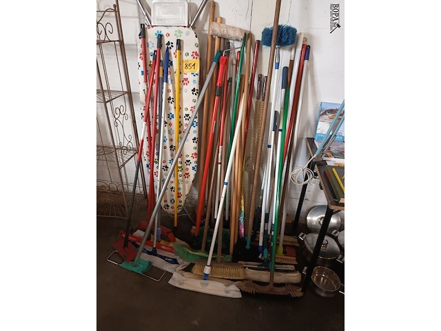 Lot 851 - poetsmateriaal en strijkplank. 30 stuks - afbeelding 1 van  4