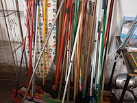 Lot 851 - poetsmateriaal en strijkplank. 30 stuks - afbeelding 1 van  4