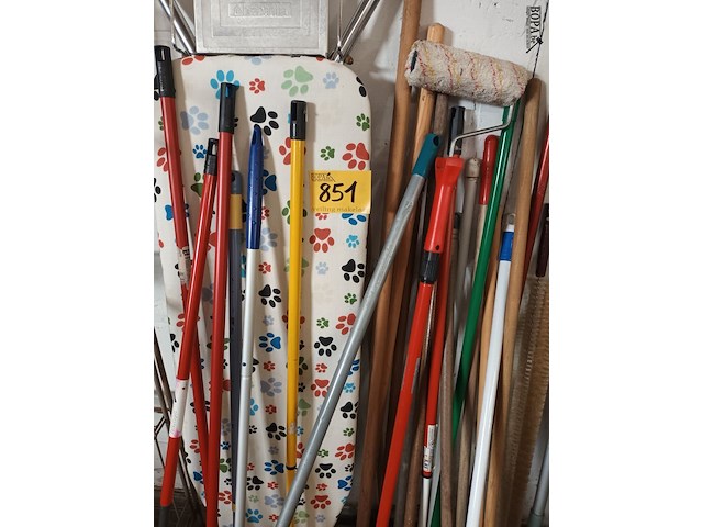Lot 851 - poetsmateriaal en strijkplank. 30 stuks - afbeelding 4 van  4