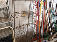 Lot 852 - metalen tuinrek voor bloempotten - afbeelding 1 van  3