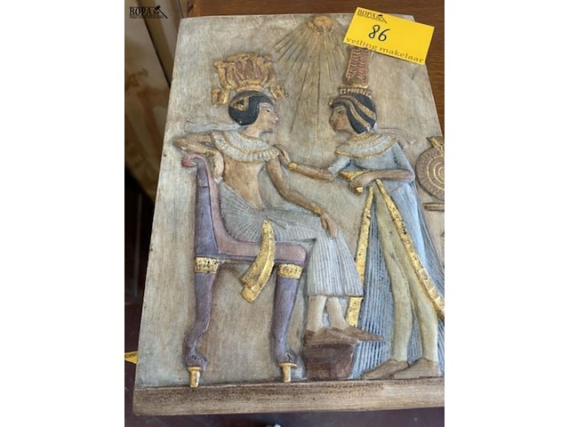 Lot 86 - afdrukplaat gips egyptisch tafereel - afbeelding 1 van  2