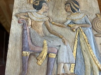 Lot 86 - afdrukplaat gips egyptisch tafereel - afbeelding 1 van  2