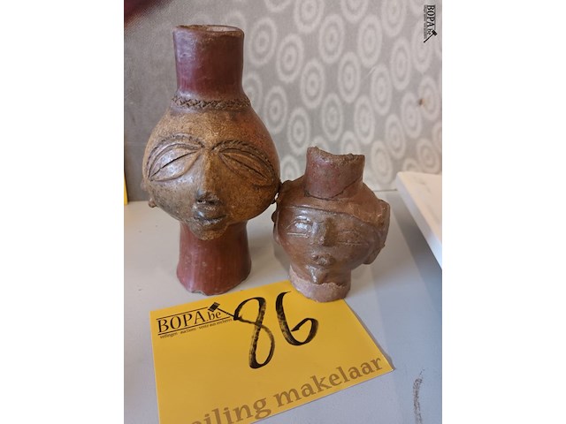 Lot 86 - afrikaans tribal aardewerk. 2 stuks - afbeelding 1 van  5