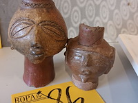 Lot 86 - afrikaans tribal aardewerk. 2 stuks - afbeelding 1 van  5
