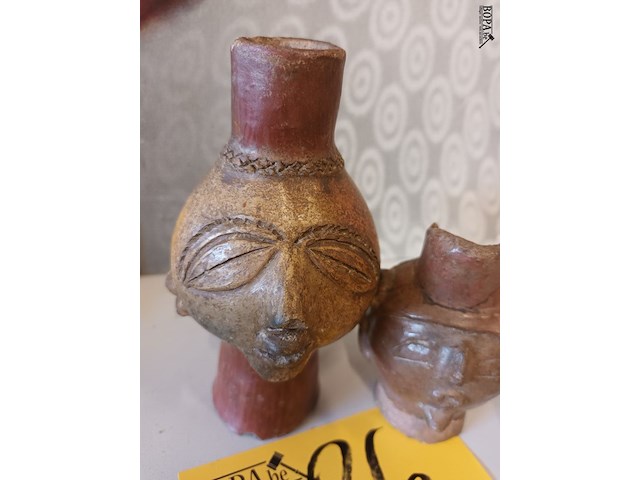 Lot 86 - afrikaans tribal aardewerk. 2 stuks - afbeelding 2 van  5