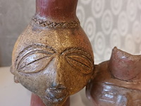 Lot 86 - afrikaans tribal aardewerk. 2 stuks - afbeelding 2 van  5