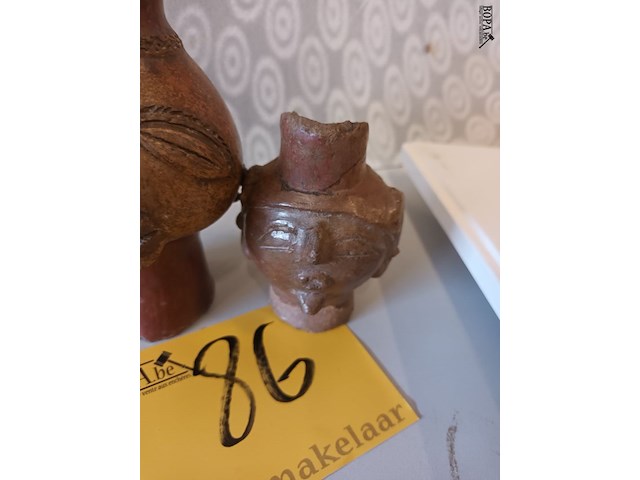 Lot 86 - afrikaans tribal aardewerk. 2 stuks - afbeelding 3 van  5