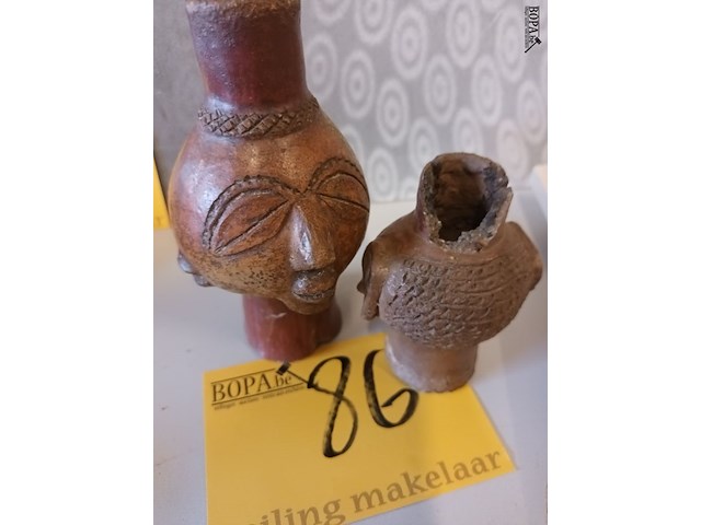 Lot 86 - afrikaans tribal aardewerk. 2 stuks - afbeelding 4 van  5
