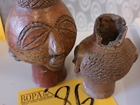 Lot 86 - afrikaans tribal aardewerk. 2 stuks - afbeelding 4 van  5