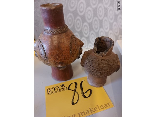 Lot 86 - afrikaans tribal aardewerk. 2 stuks - afbeelding 5 van  5