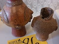 Lot 86 - afrikaans tribal aardewerk. 2 stuks - afbeelding 5 van  5