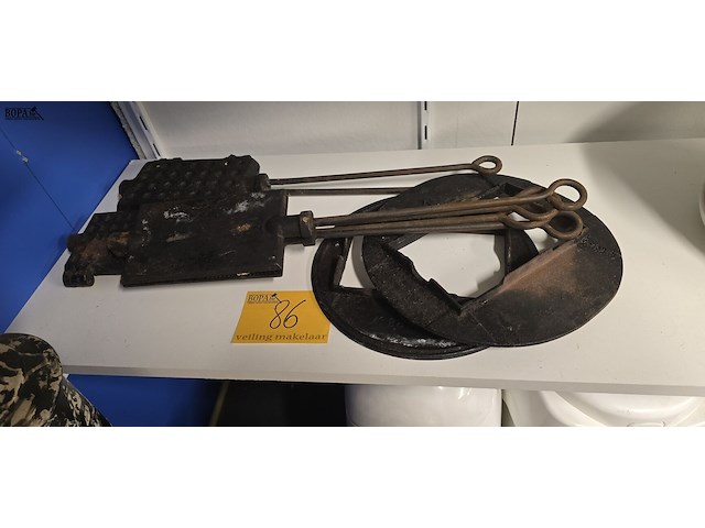 Lot 86 - antieken gietijzeren wafelijzers met bijhorende haardring - afbeelding 1 van  3