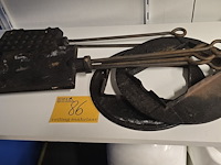 Lot 86 - antieken gietijzeren wafelijzers met bijhorende haardring - afbeelding 1 van  3