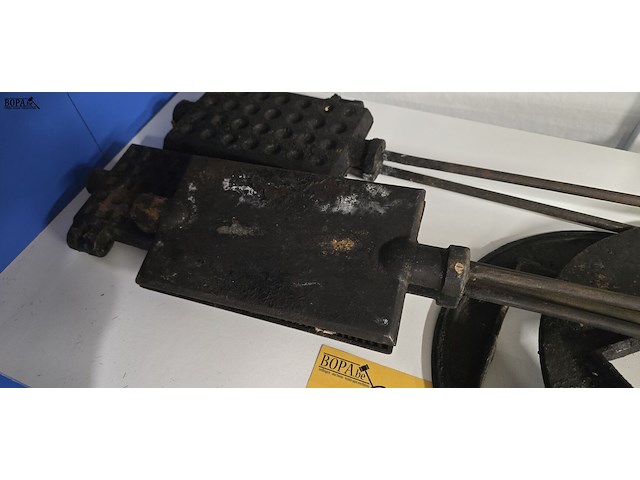 Lot 86 - antieken gietijzeren wafelijzers met bijhorende haardring - afbeelding 2 van  3