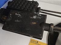 Lot 86 - antieken gietijzeren wafelijzers met bijhorende haardring - afbeelding 2 van  3