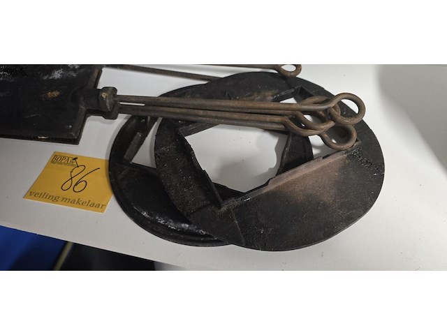 Lot 86 - antieken gietijzeren wafelijzers met bijhorende haardring - afbeelding 3 van  3