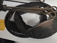 Lot 86 - antieken gietijzeren wafelijzers met bijhorende haardring - afbeelding 3 van  3