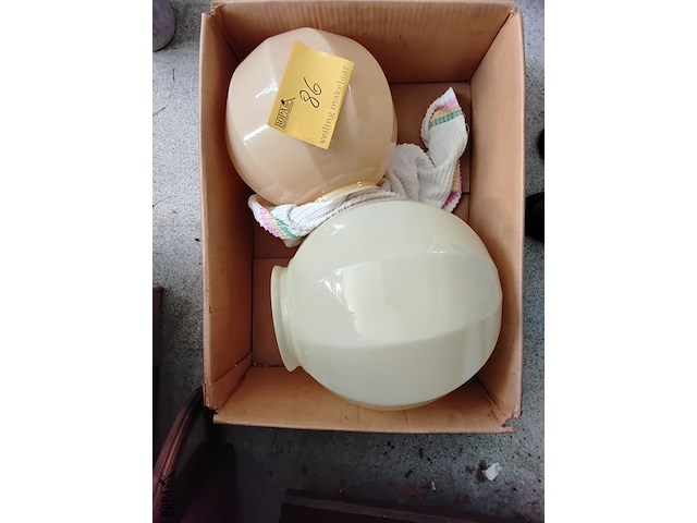 Lot 86 - art deco glazen lampenkappen melkglas uitstekende staat - afbeelding 1 van  3
