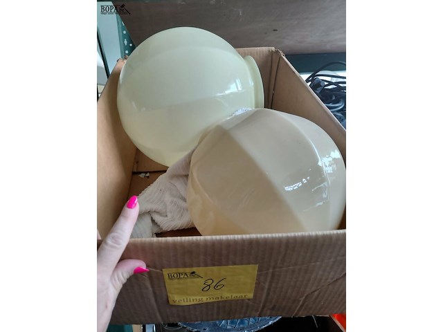 Lot 86 - art deco glazen lampenkappen melkglas uitstekende staat - afbeelding 2 van  3