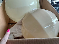 Lot 86 - art deco glazen lampenkappen melkglas uitstekende staat - afbeelding 2 van  3