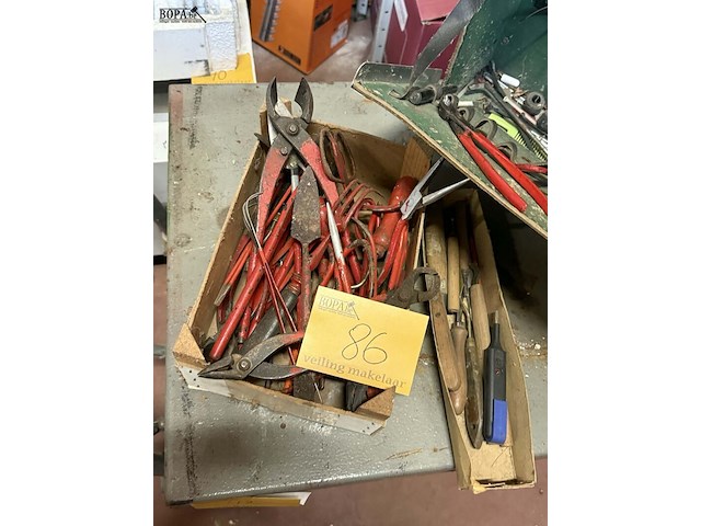 Lot 86 - assortiment tuingereedschap en handgereedschap: oa snoeischa - afbeelding 1 van  2