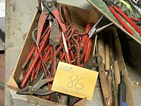 Lot 86 - assortiment tuingereedschap en handgereedschap: oa snoeischa - afbeelding 1 van  2