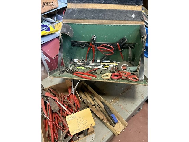 Lot 86 - assortiment tuingereedschap en handgereedschap: oa snoeischa - afbeelding 2 van  2