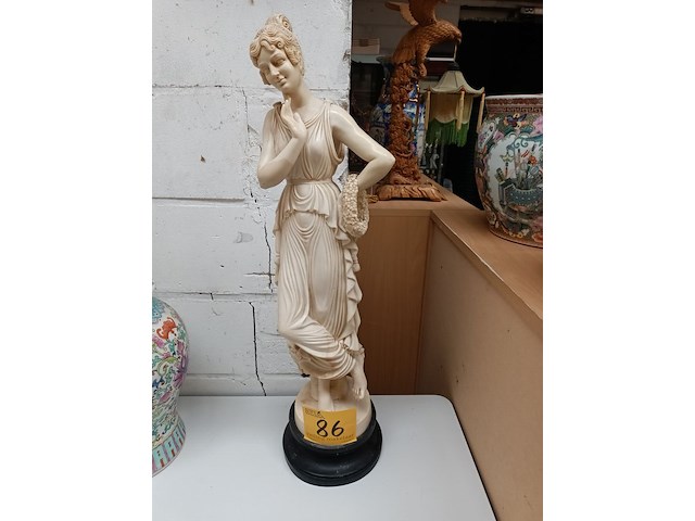 Lot 86 - beeld dame in ivorine - afbeelding 1 van  2