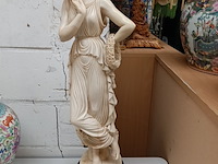 Lot 86 - beeld dame in ivorine - afbeelding 1 van  2