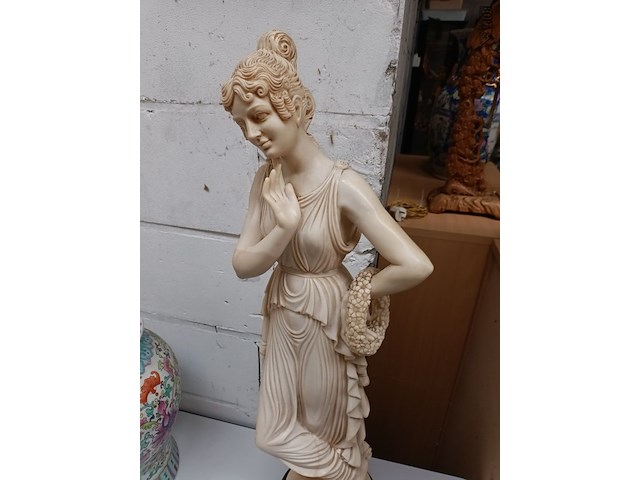 Lot 86 - beeld dame in ivorine - afbeelding 2 van  2
