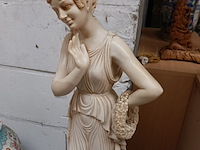 Lot 86 - beeld dame in ivorine - afbeelding 2 van  2