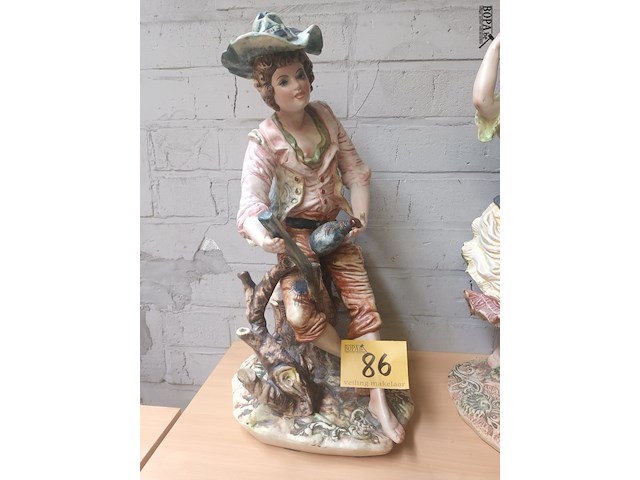 Lot 86 - beeld man met jachtgeweer - afbeelding 1 van  4