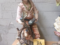 Lot 86 - beeld man met jachtgeweer - afbeelding 1 van  4