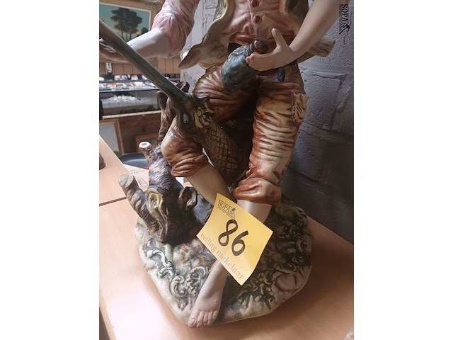 Lot 86 - beeld man met jachtgeweer - afbeelding 3 van  4