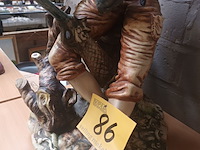 Lot 86 - beeld man met jachtgeweer - afbeelding 3 van  4