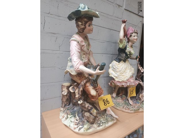 Lot 86 - beeld man met jachtgeweer - afbeelding 4 van  4