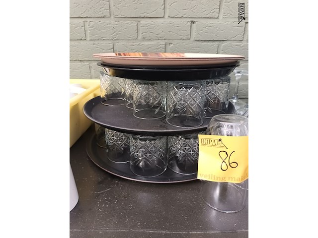 Lot 86 - cocktailglazen en dienbladen - afbeelding 1 van  4