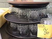 Lot 86 - cocktailglazen en dienbladen - afbeelding 1 van  4