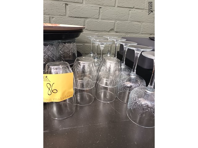 Lot 86 - cocktailglazen en dienbladen - afbeelding 2 van  4