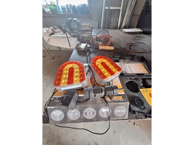 Lot 86 - draadloze verlichtingset voor trailer - afbeelding 1 van  5
