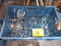 Lot 86 - glazen en karaffen. 1 bak - afbeelding 1 van  4