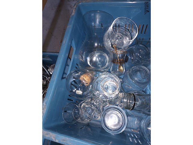 Lot 86 - glazen en karaffen. 1 bak - afbeelding 2 van  4