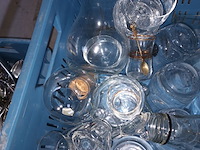 Lot 86 - glazen en karaffen. 1 bak - afbeelding 2 van  4